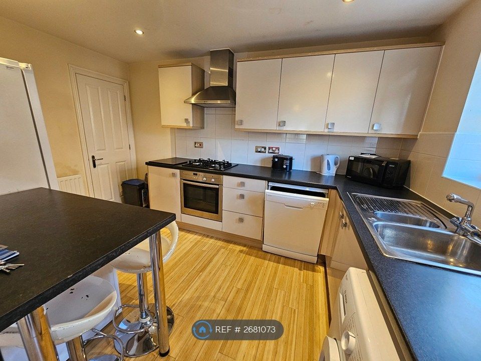 Property photo 3 of 8 Kitchen