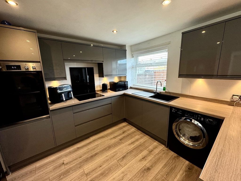 Property photo 3 of 11 Kitchen