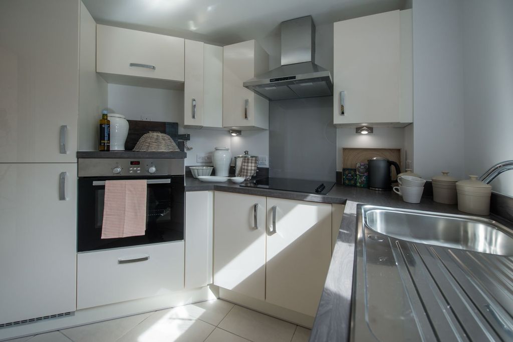 Property photo 3 of 8 Kitchen