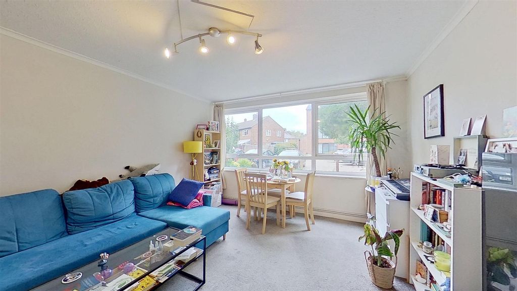 Property photo 3 of 9 St-Andrews-Court-Waynflete-Street-Sw18-06262025_18