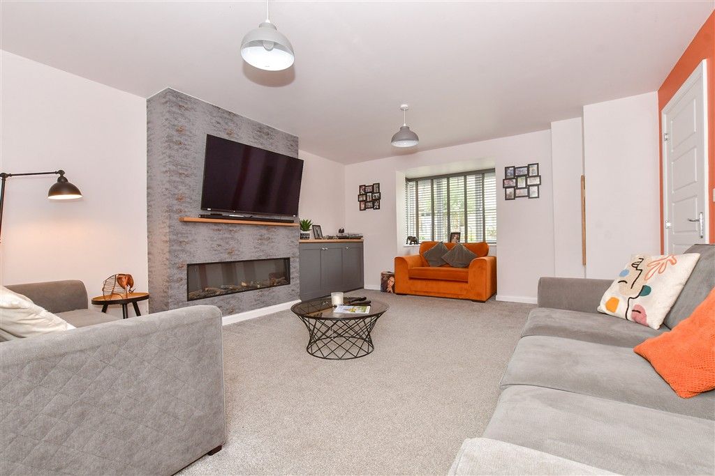 Property photo 3 of 17 Lounge
