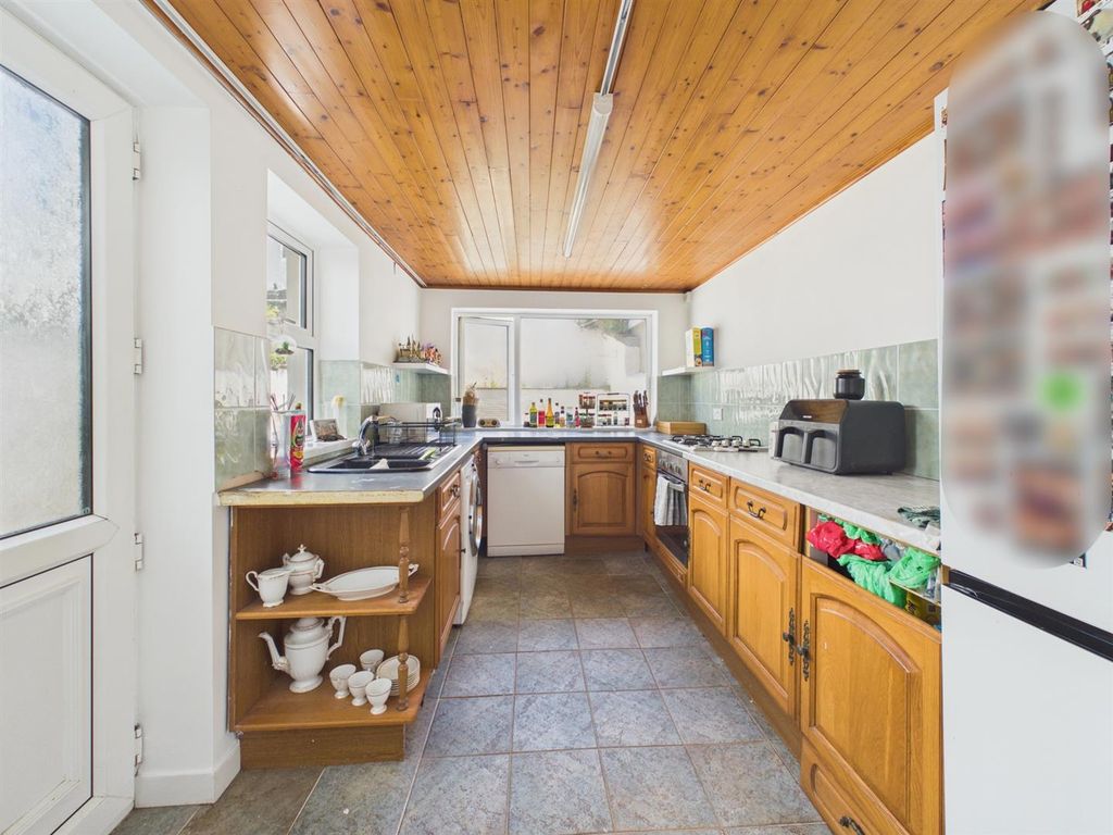 Property photo 2 of 11 Kitchen
