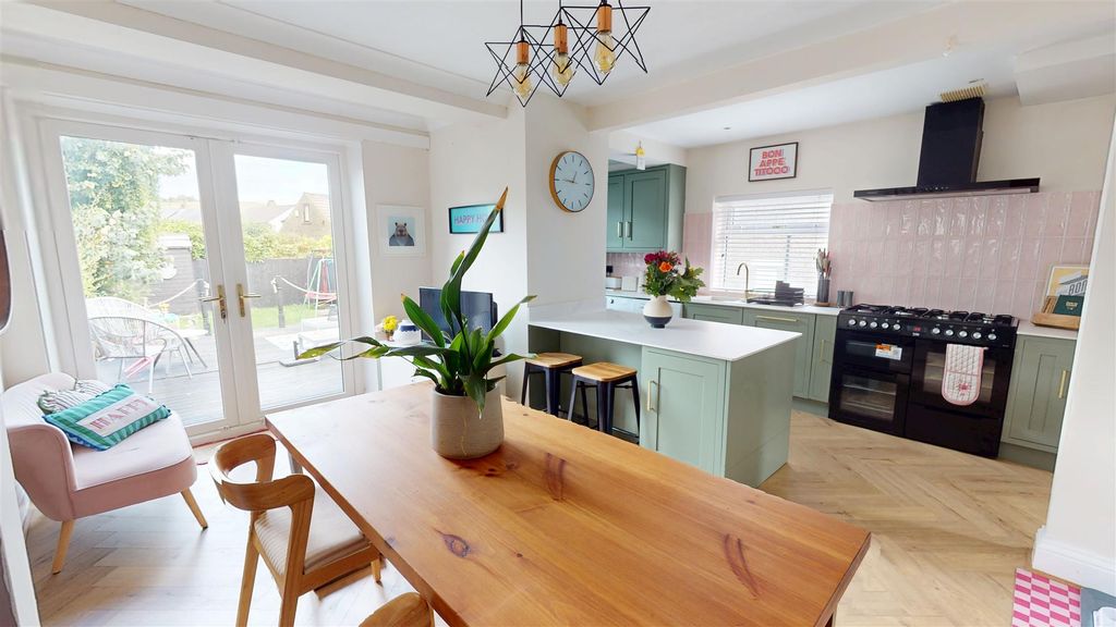 Property photo 3 of 17 Dining Kitchen