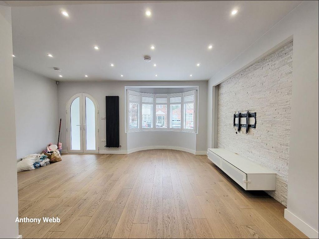 Property photo 3 of 17 Living Space