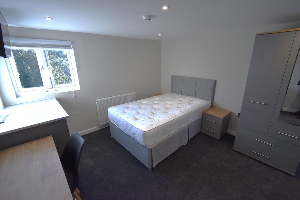 Property photo 1 of 9 Bedroom