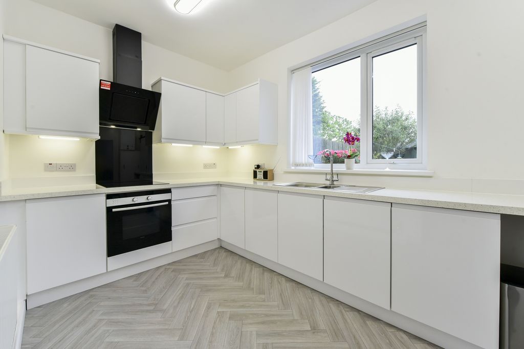 Property photo 3 of 20 Kitchen