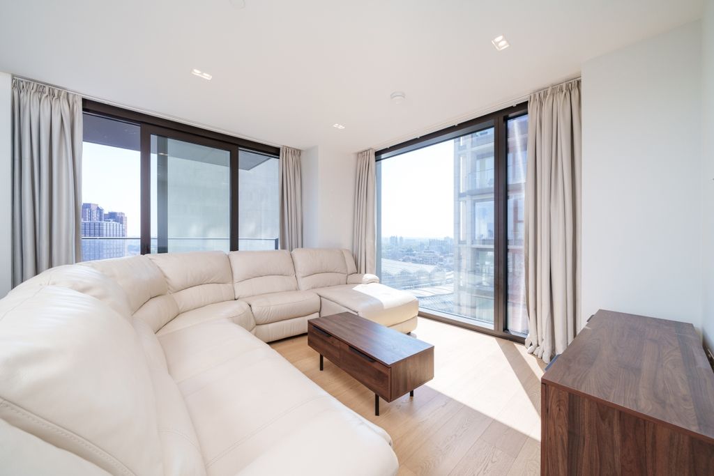 Property photo 2 of 15 Casson Square 1F1...
