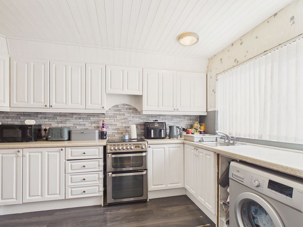 Property photo 3 of 12 Kitchen