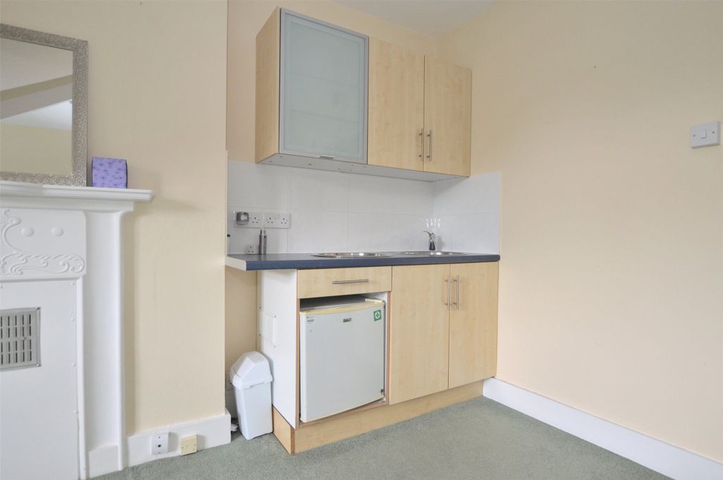 Property photo 3 of 11 Kitchenette