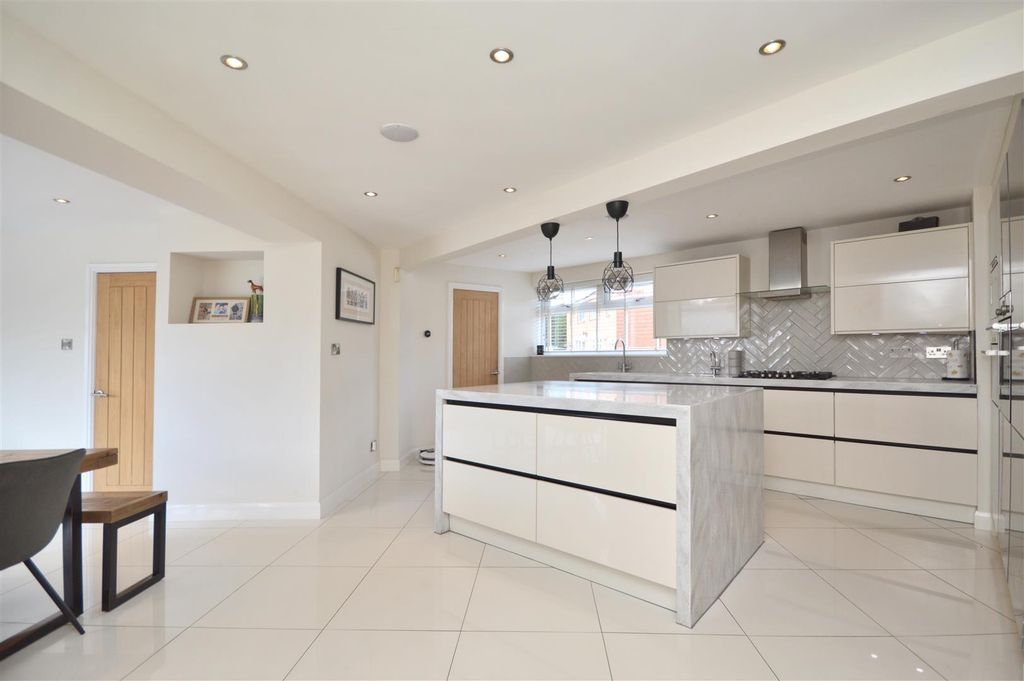 Property photo 2 of 27 Kitchen / Breakfast