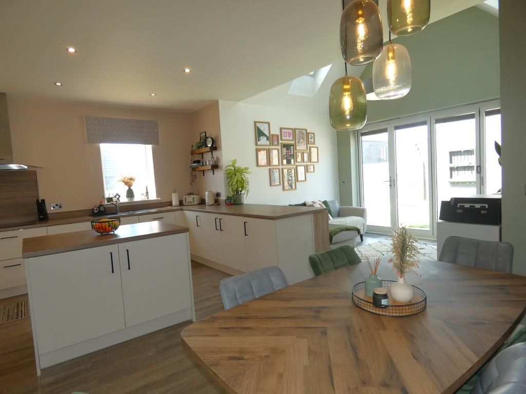 Property photo 1 of 24 Dining Kitchen