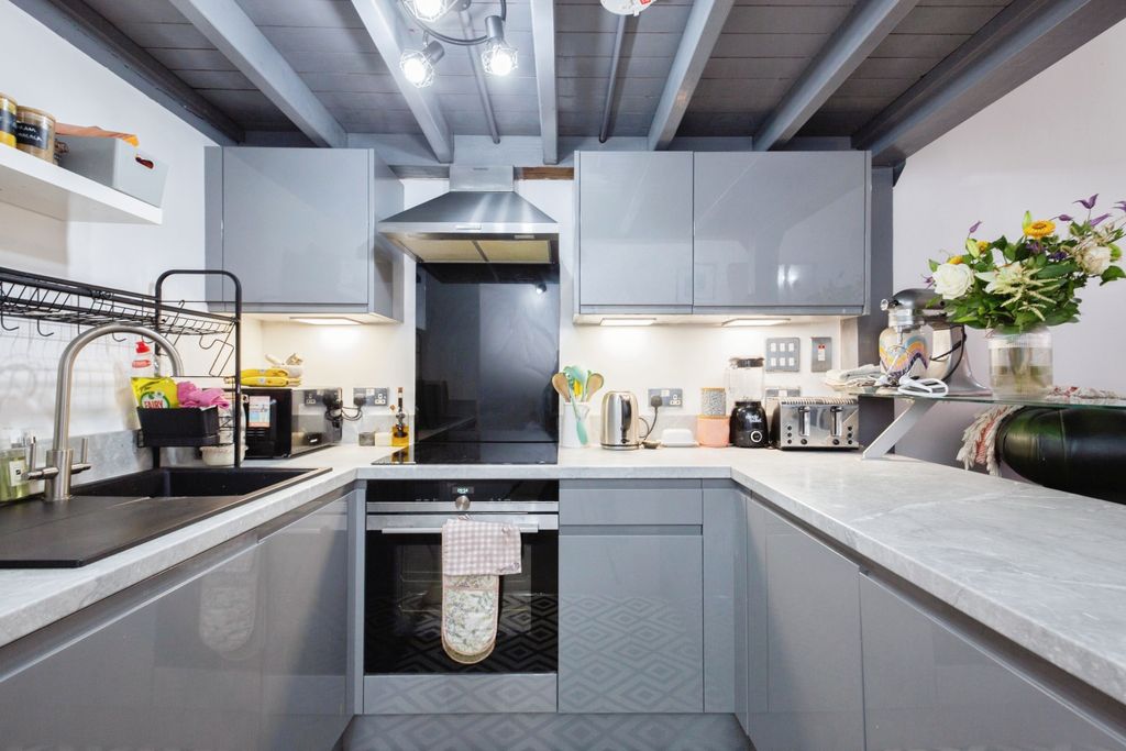 Property photo 3 of 14 Kitchen