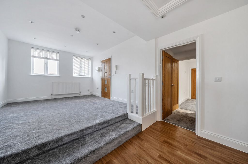 Property photo 3 of 11 1342211-6-689F26c...