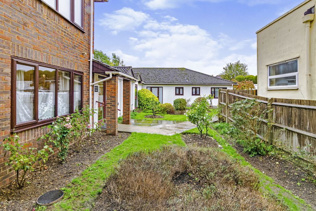 Property photo 3 of 15 Communal Gardens