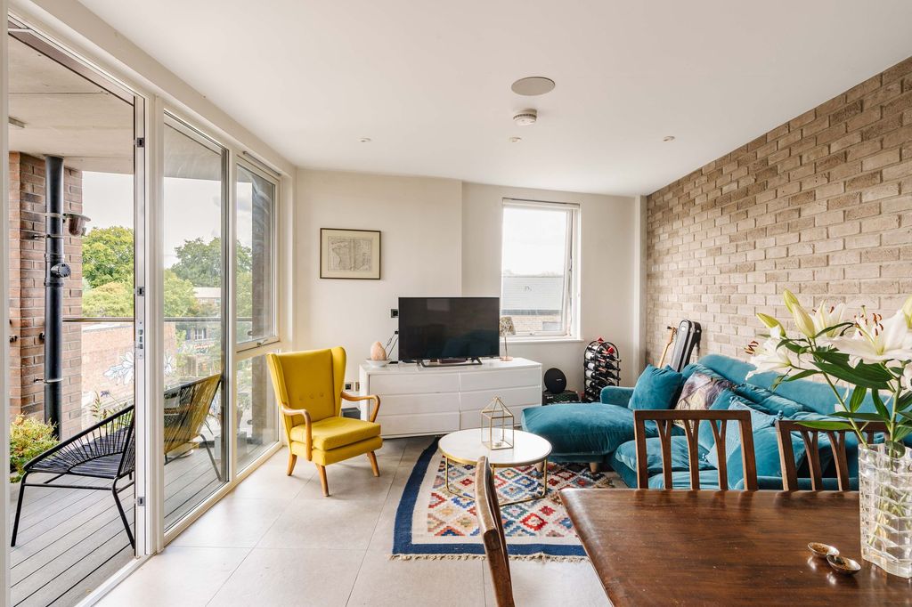Property photo 2 of 16 Wadeson Street E2