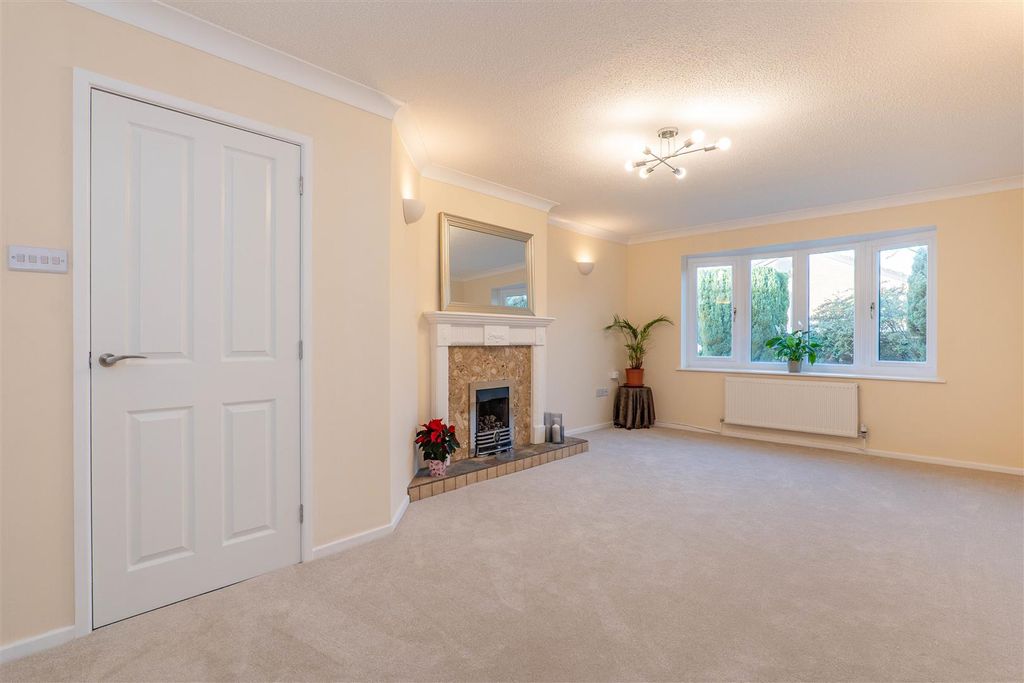 Property photo 2 of 22 Lounge