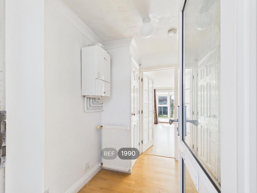 Property photo 3 of 11 Hallway