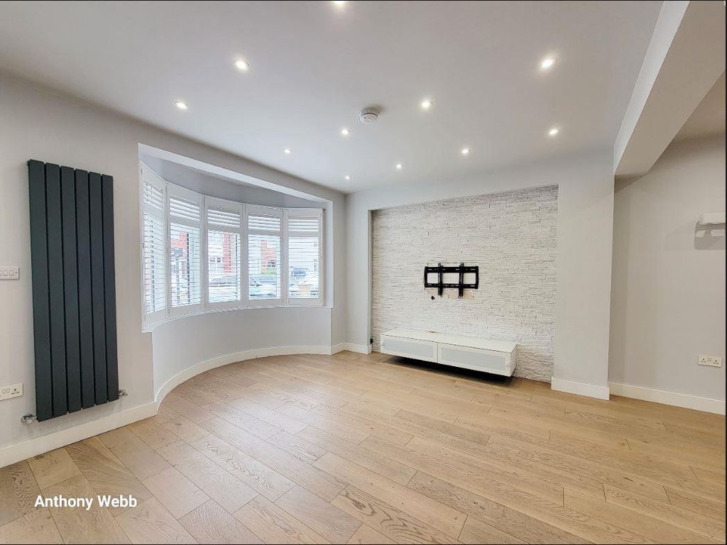 Property photo 2 of 17 Living Space