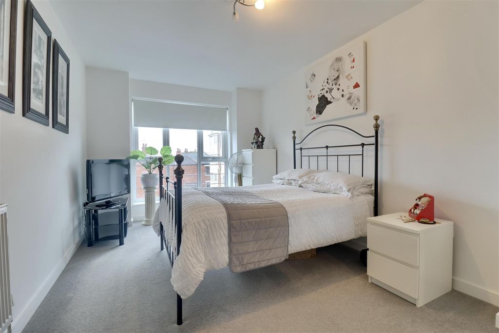 Property photo 3 of 14 6A313873-33D7-4101-A730-6C6Ae4782001_1_201_A.Jpeg