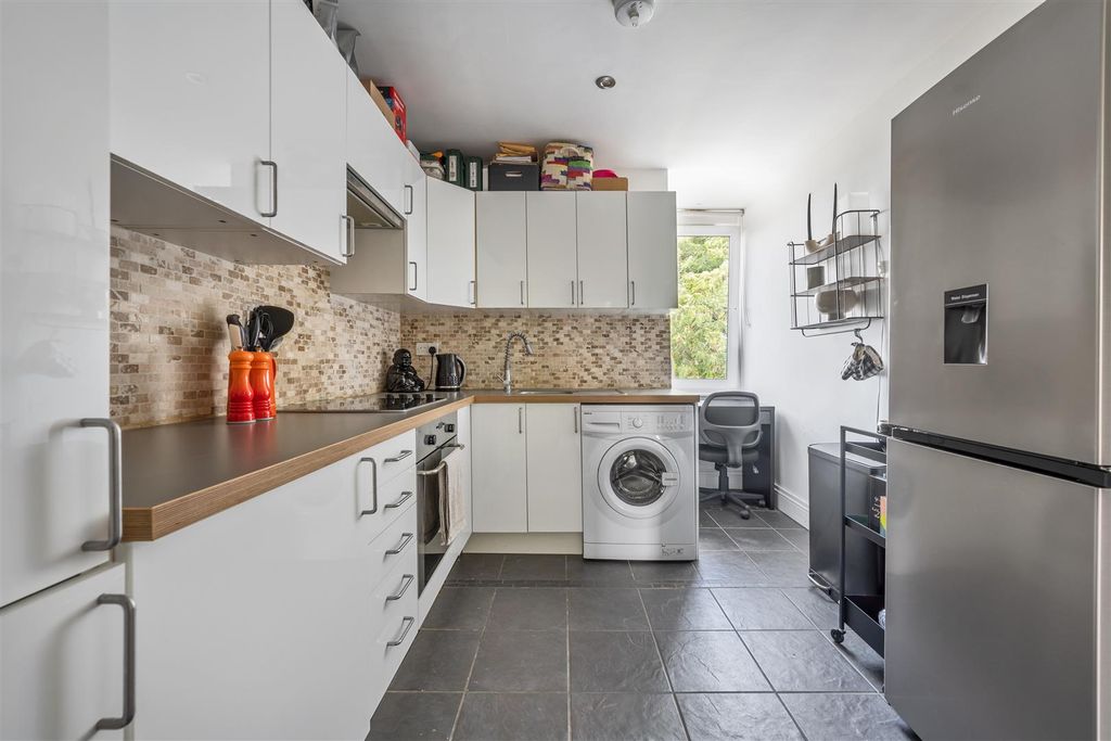 Property photo 2 of 14 Hermon Hill, E18