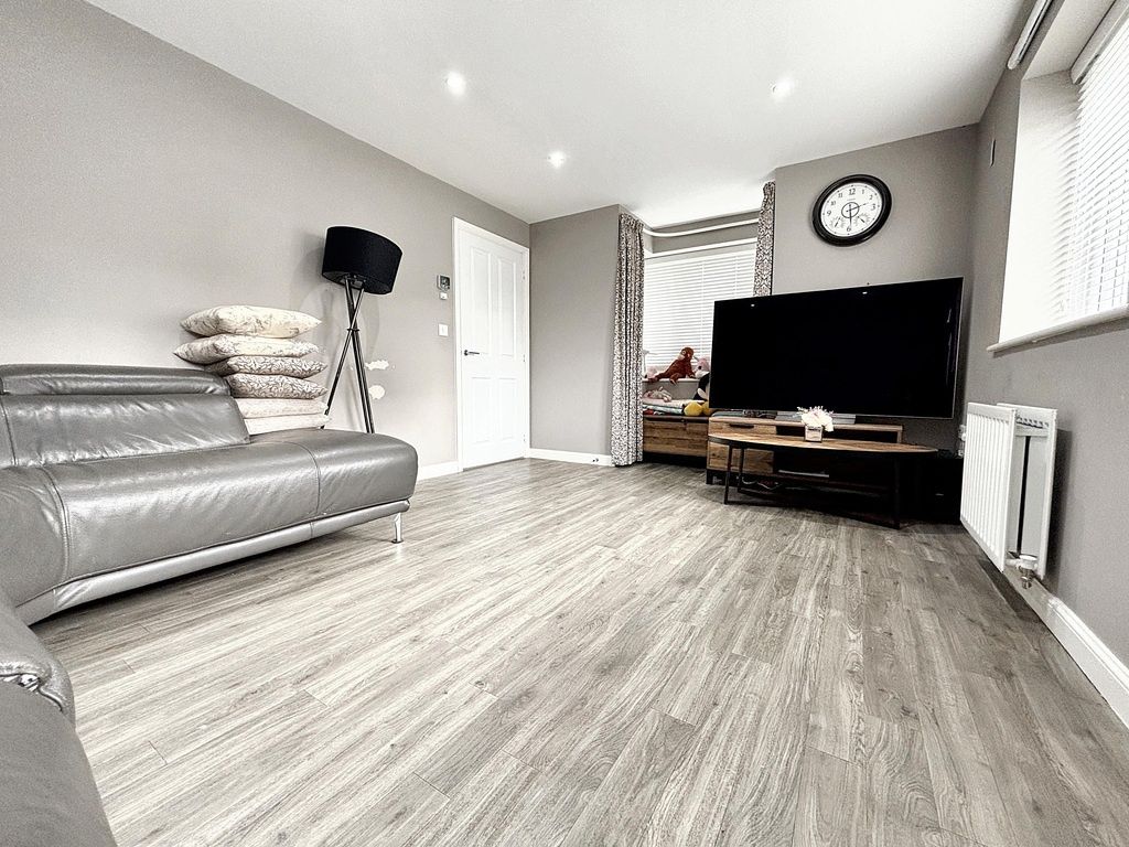 Property photo 1 of 14 Bright, Modern Living Room With Light Wood-Effect ...