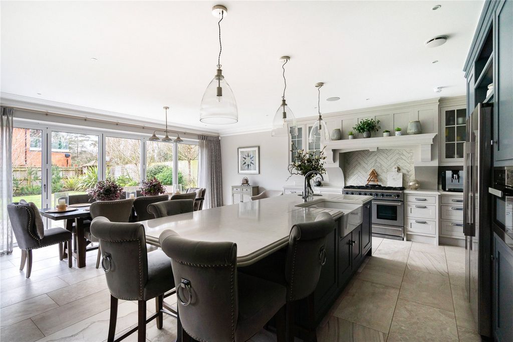 Property photo 3 of 15 Kitchen/Breakfast