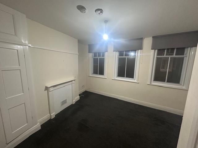 Property photo 3 of 8 Lounge