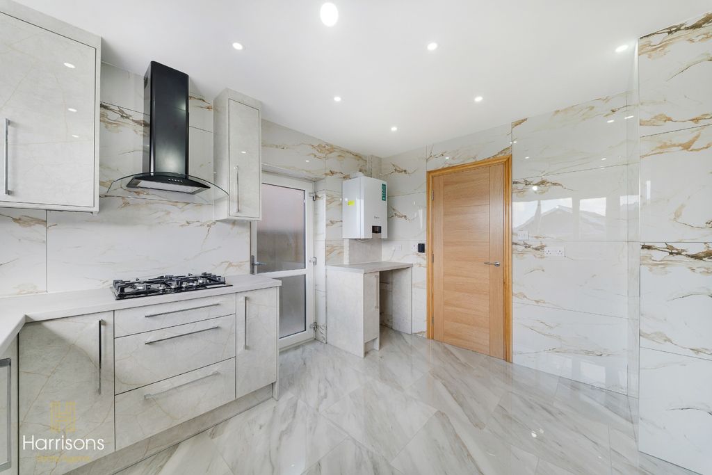 Property photo 3 of 32 5555125