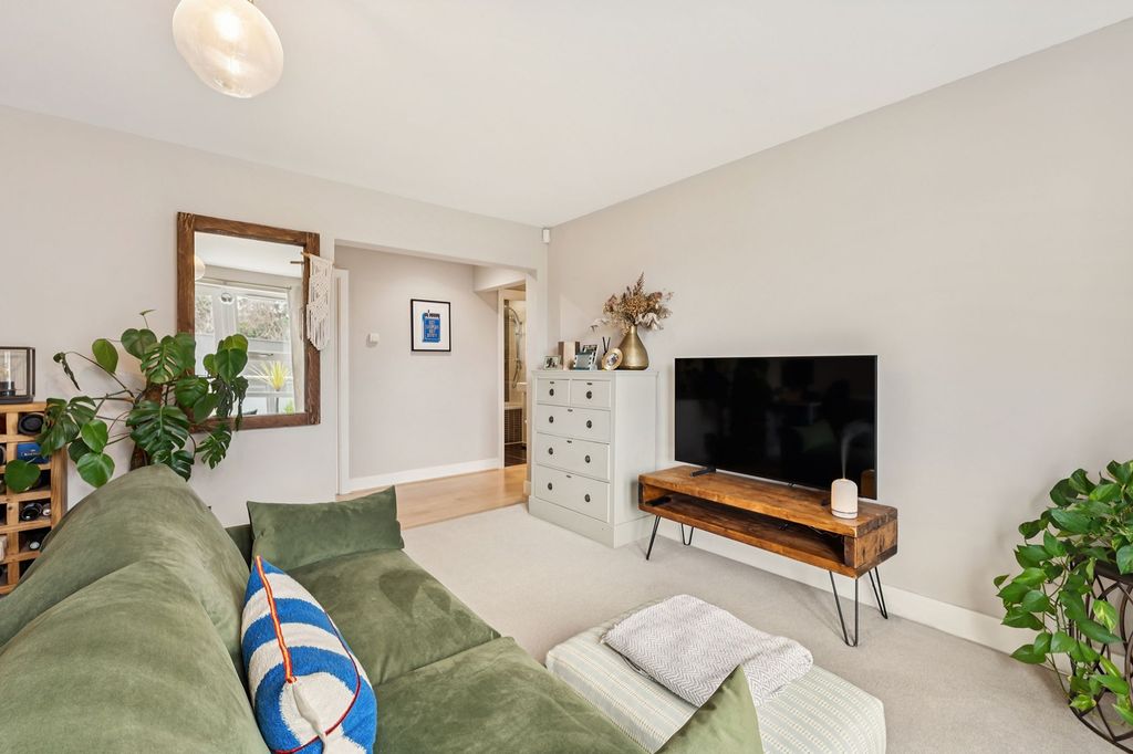 Property photo 3 of 14 Lounge