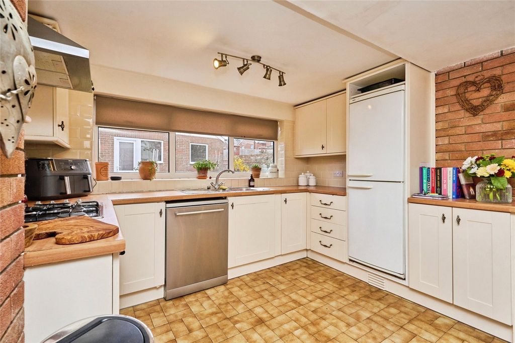 Property photo 3 of 18 Kitchen/Diner