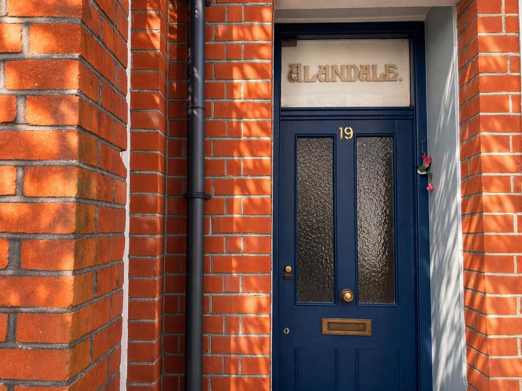 Property photo 1 of 18 Front (Exterior)