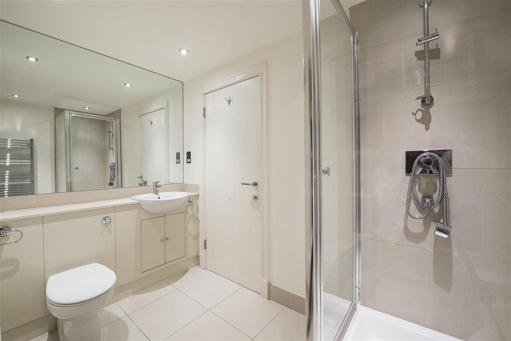 Property photo 2 of 7 Bathroom