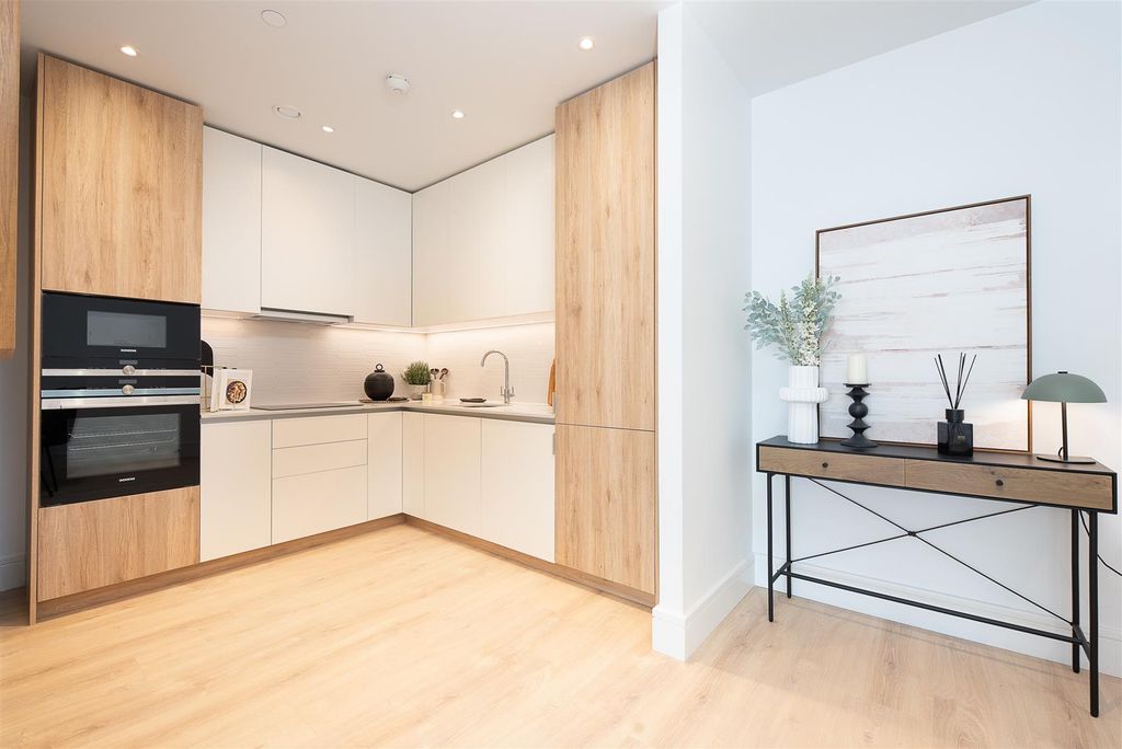 Property photo 3 of 7 Show Flat 2_Hr-002.Jpg