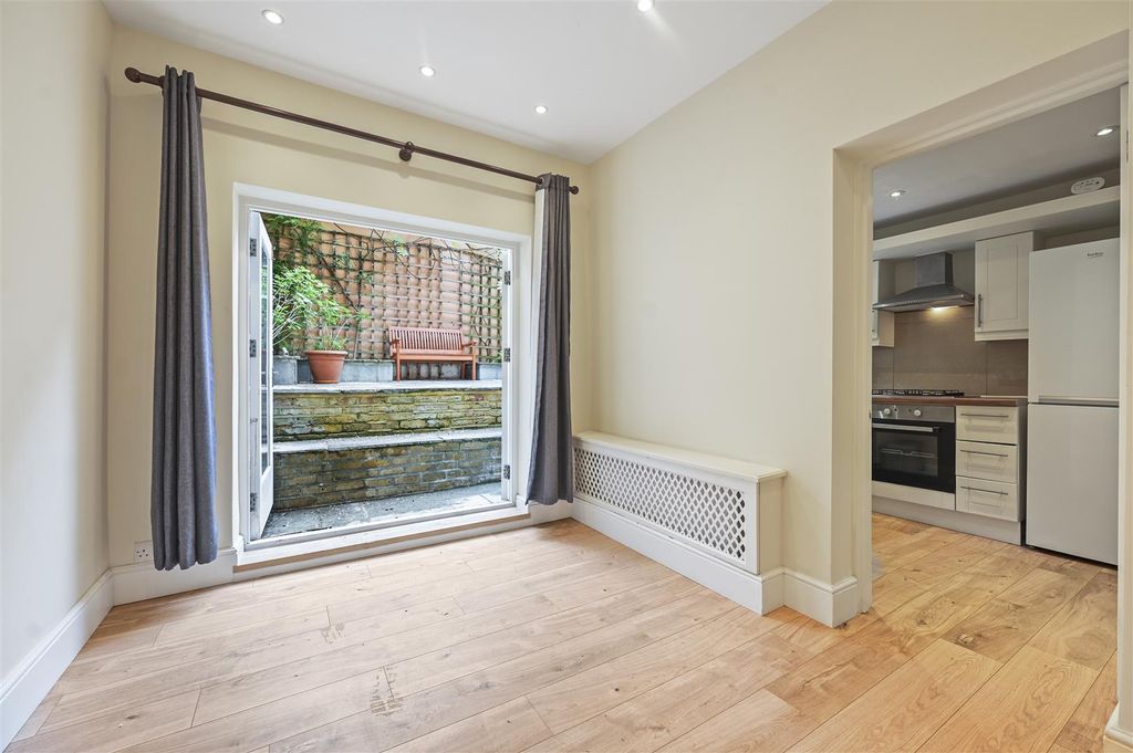 Property photo 2 of 9 Overstone Road