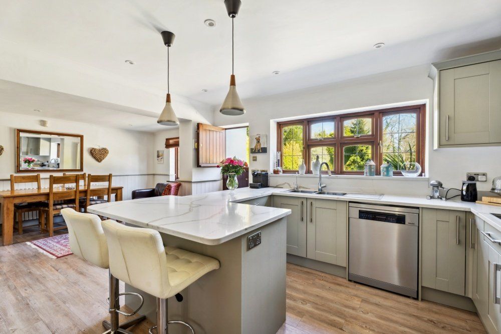 Property photo 3 of 13 Kitchen/Breakfast