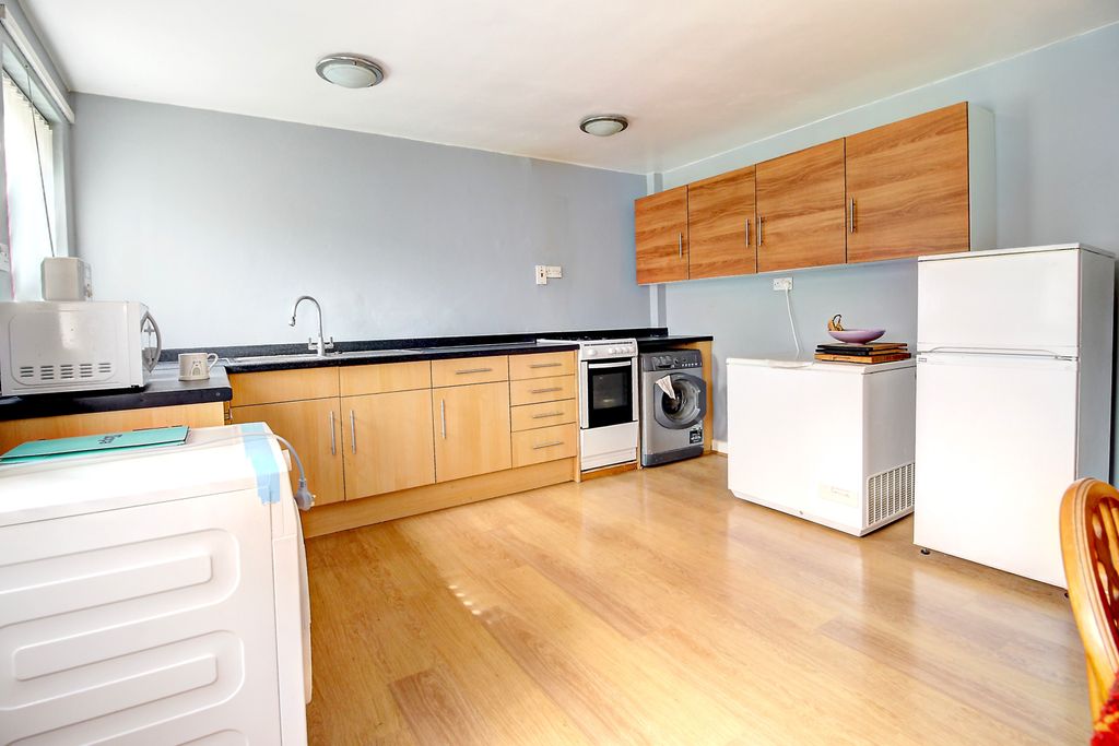 Property photo 3 of 11 Kitchen