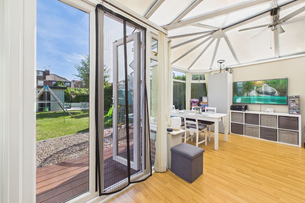 Property photo 3 of 19 Conservatory