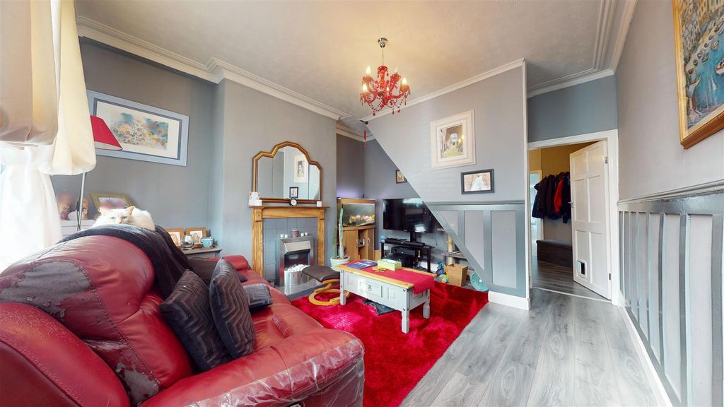 Property photo 2 of 15 Juddfield Street Living Room