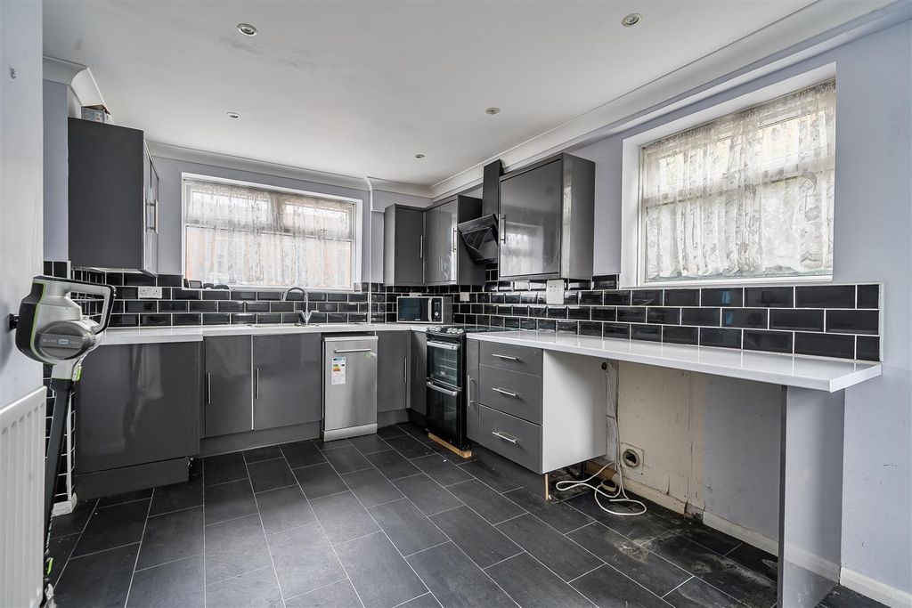 Property photo 3 of 17 For Sale By Aspire Residential | Collingwood Road