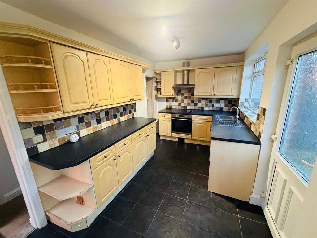 Property photo 3 of 15 Fitted Kitchen: