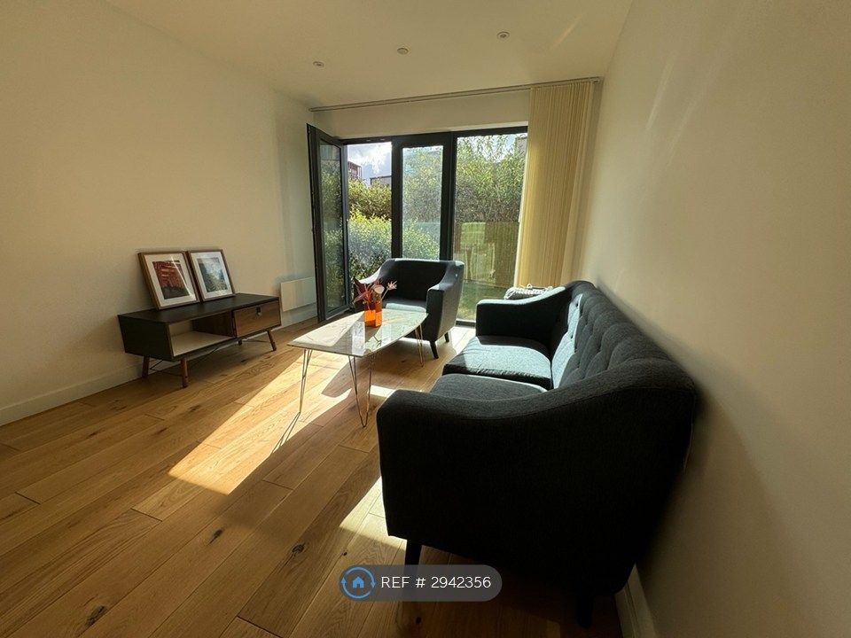 Property photo 1 of 9 Living Room