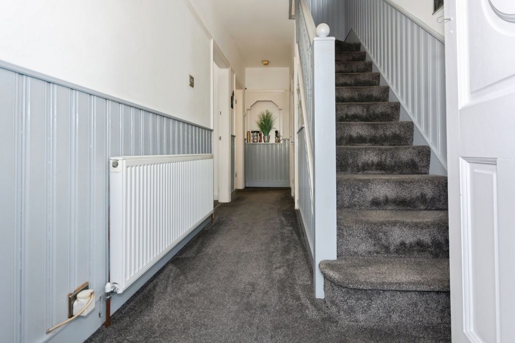 Property photo 2 of 17 Hallway
