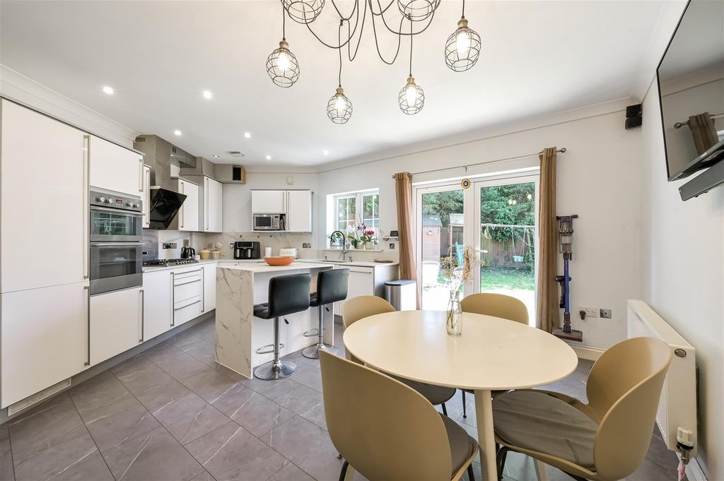 Property photo 3 of 16 Ash Close 19 (16 From 26)-15.Jpg