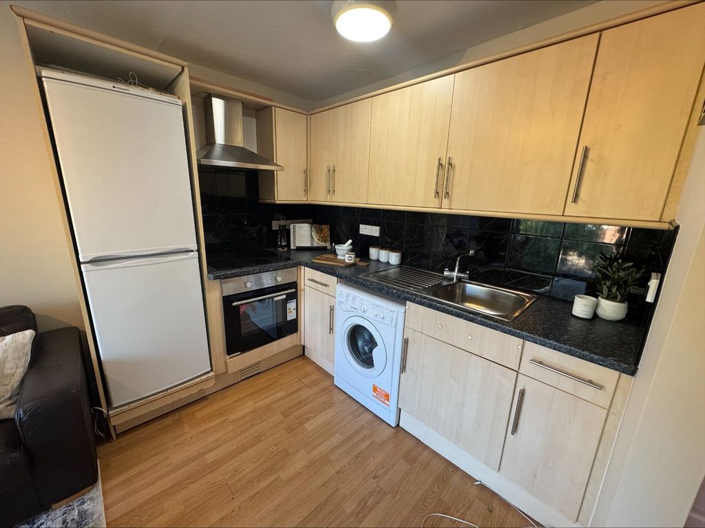 Property photo 2 of 8 Picture No. 15