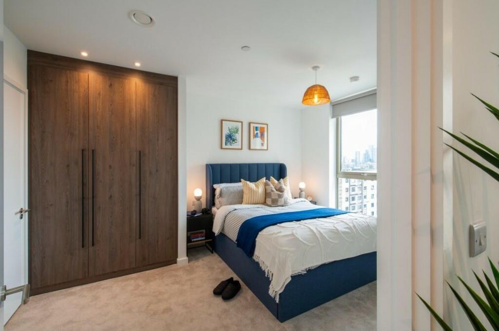 Property photo 2 of 14 A Spacious And Bright Large Double Bedroom Featuri...