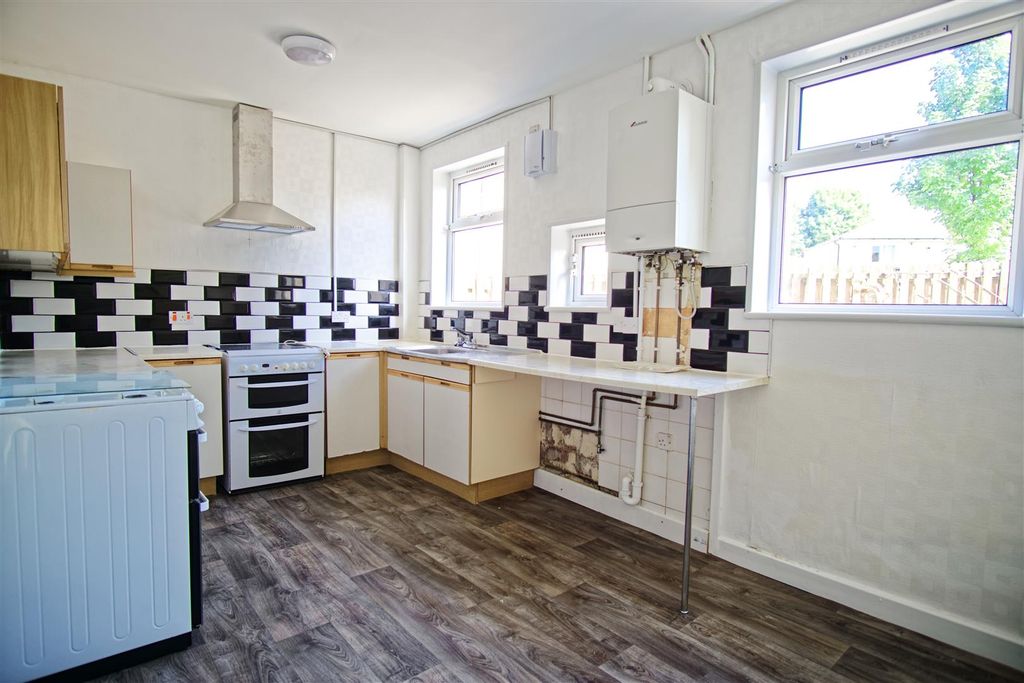 Property photo 3 of 10 Kitchen