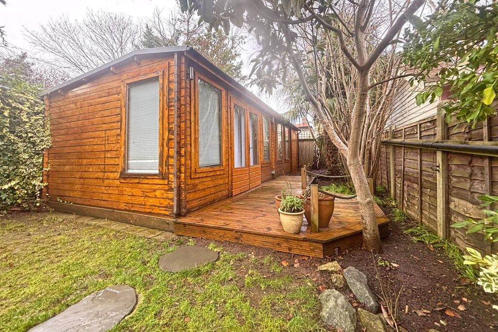 Property photo 2 of 28