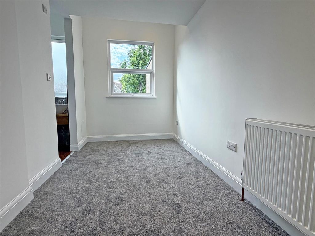 Property photo 2 of 9 93Bbed1A.Jpg