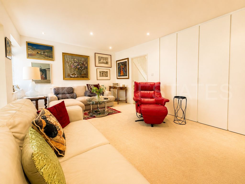 Property photo 3 of 15 Image00004