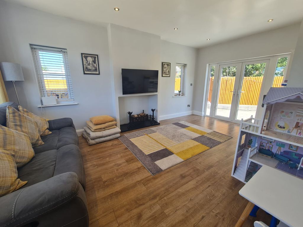 Property photo 2 of 12 Lounge